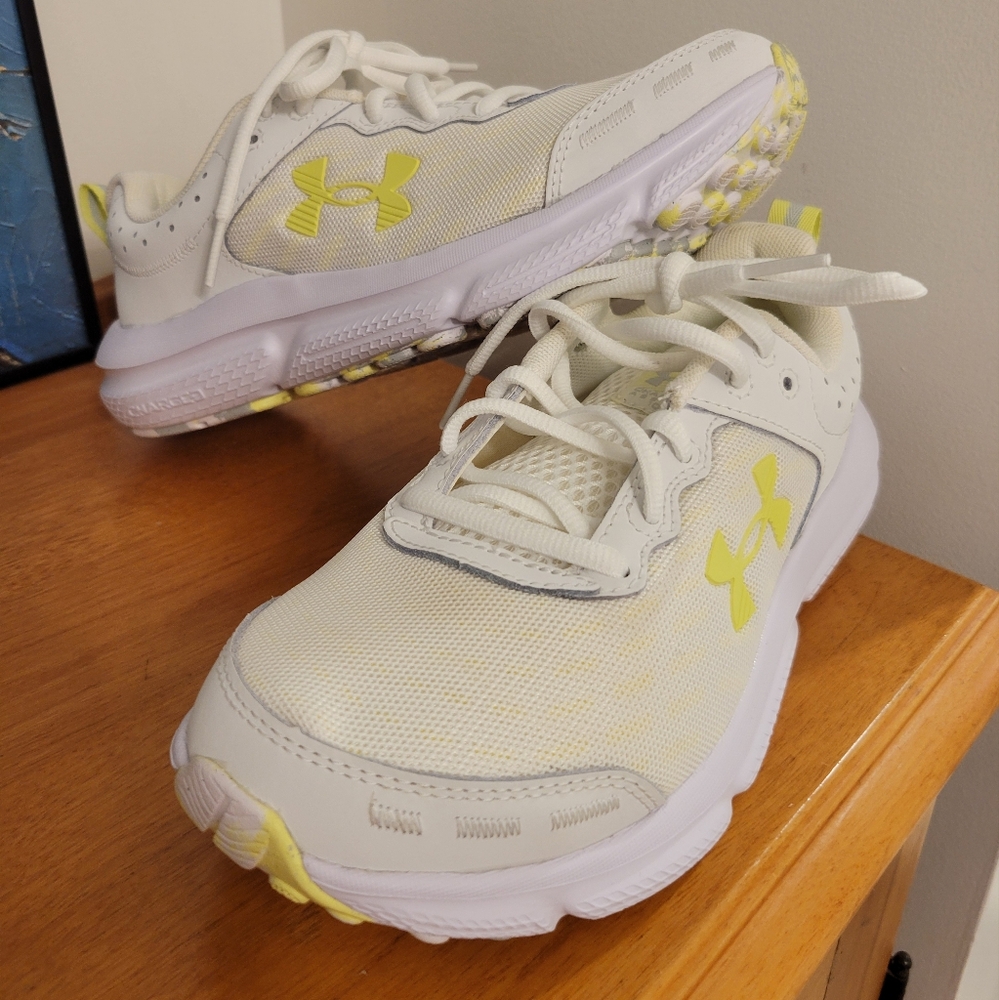 Under Armour Womens Sneakers CHARGED Assert in White and Yellow 7